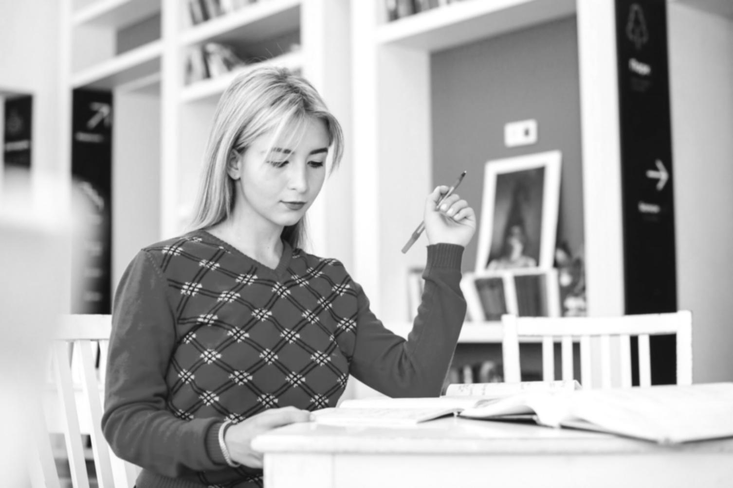 Detaillierte Finanzanalyse mit Diagrammen und Berechnungen